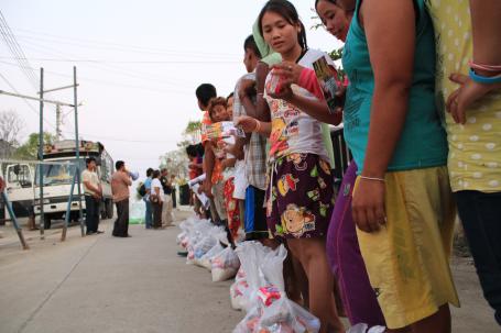 Thai and migrant workers from Laos and Myanmar line up to collect donations after the 2011 floods. 