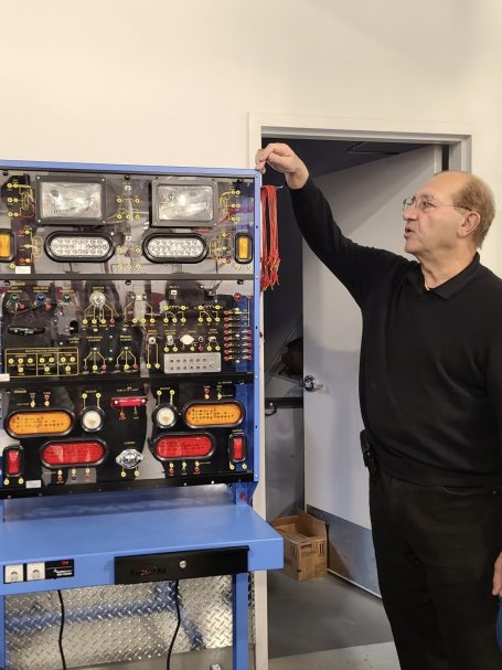 An instructor with a training equipment for electric vehicles. 