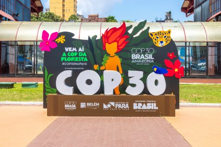 A sign advertising COP30.