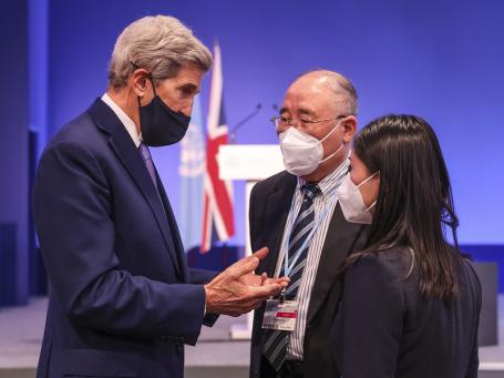 U.S. Special Presidential Envoy for Climate, John Kerry talks to the Chinese special climate envoy Xie Zhenhua at COP26. Photo by Tim Hammond / No 10 Downing Street&nbsp;