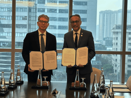 Ambassador Keeyong Chung and Ani Dasgupta with a Memorandum of Understanding between WRI and the Republic of Korea.